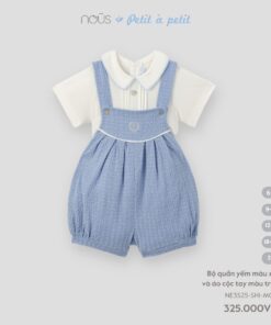 Bộ quần yếm màu xanh và áo cộc tay màu trắng