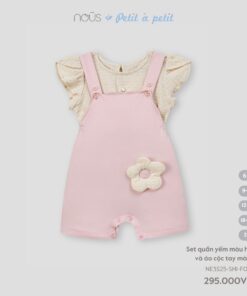 Set quần yếm màu hồng và áo cộc tay màu be